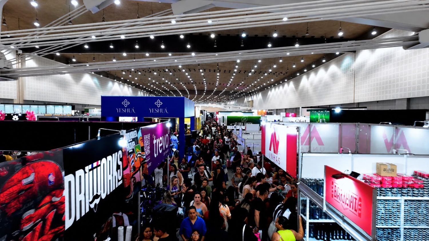 Vista geral dos corredores da Feira