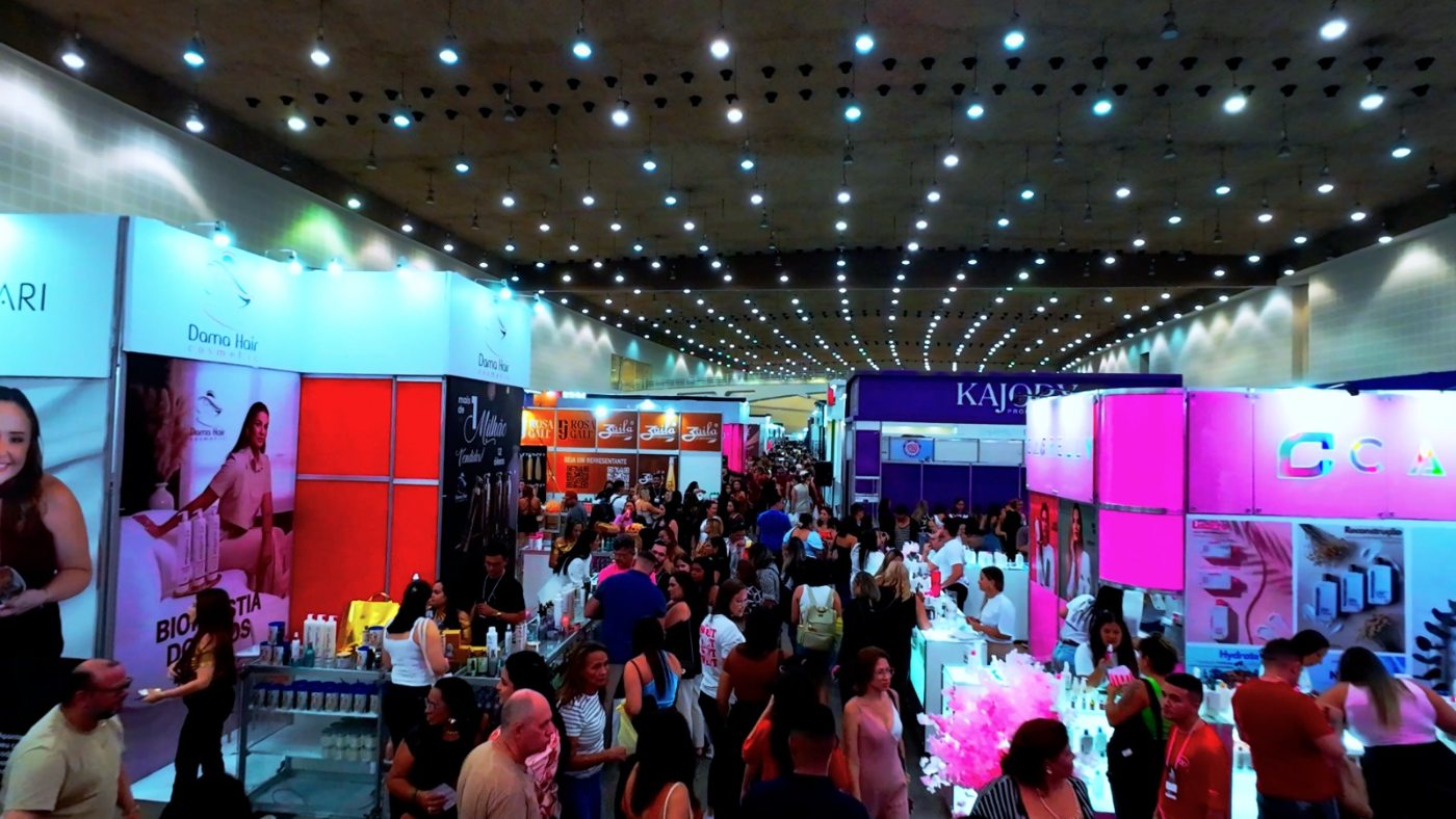 Corredor de estandes da Feira Regional da Beleza